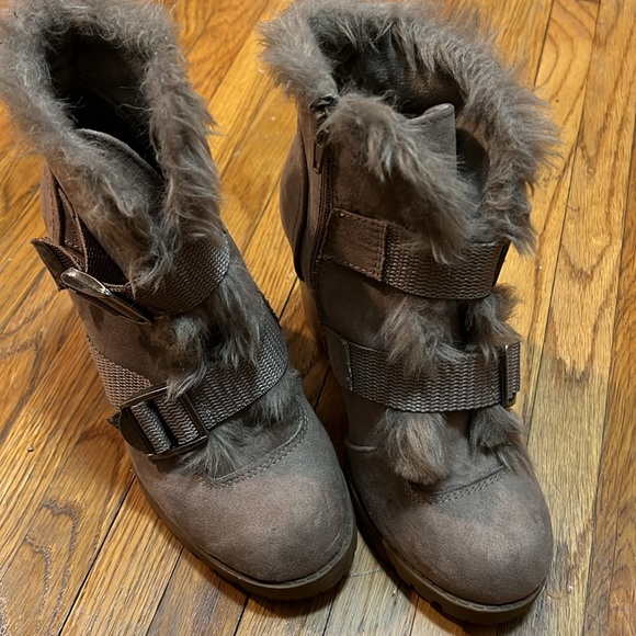 Heel Booties with faux fur trim - Picture 2 of 4